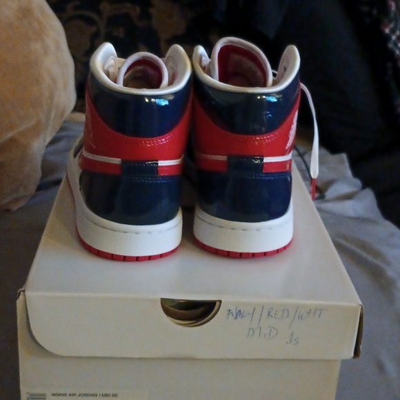 Air Jordan 1 MID SE SZ 9.5 - Picture 4 of 8